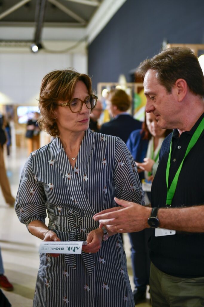Swedish Minister Roswall and an exhibitor talking together at a stand during the NEB 2026 FAIR